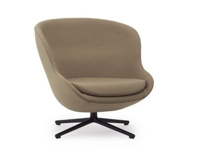 Beiger Hyg Lounge Chair von Normann Copenhagen mit schwarzem Drehgestell. Moderner Sessel für Wohnzimmer.